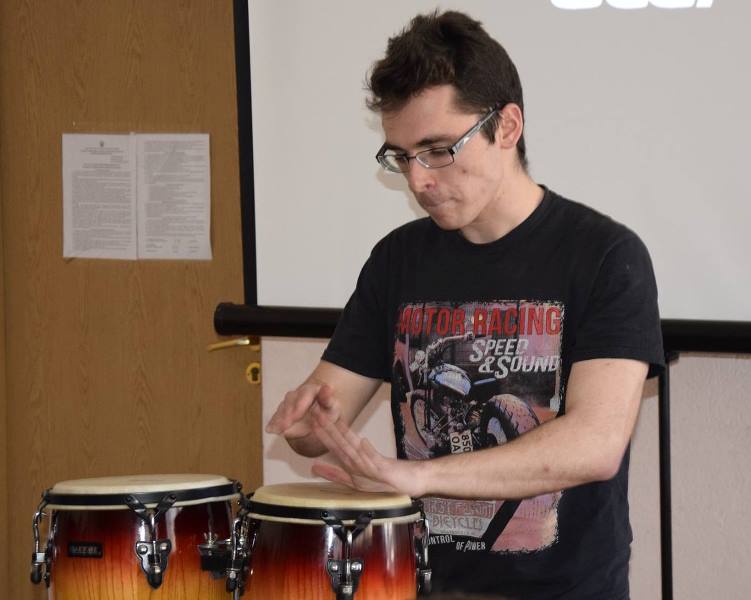 Студент групи ММ-22 Василь Гончарук продемонстрував гру  на музичних інструментах кубинського і африканського походження